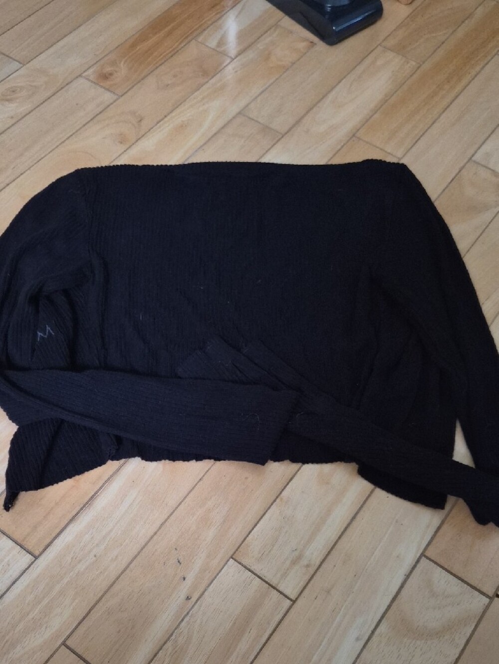 MMMI Black Ribbed V-Neck Button-Front Crop Top - Picture 4 of 4